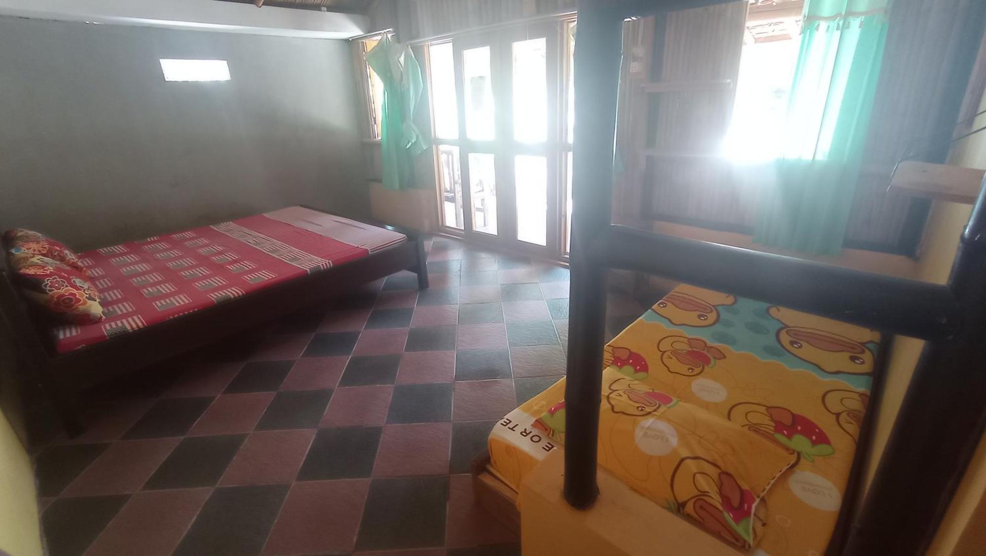 Harry'S Ocean House Watukarung Homestay Kalak Habitación foto