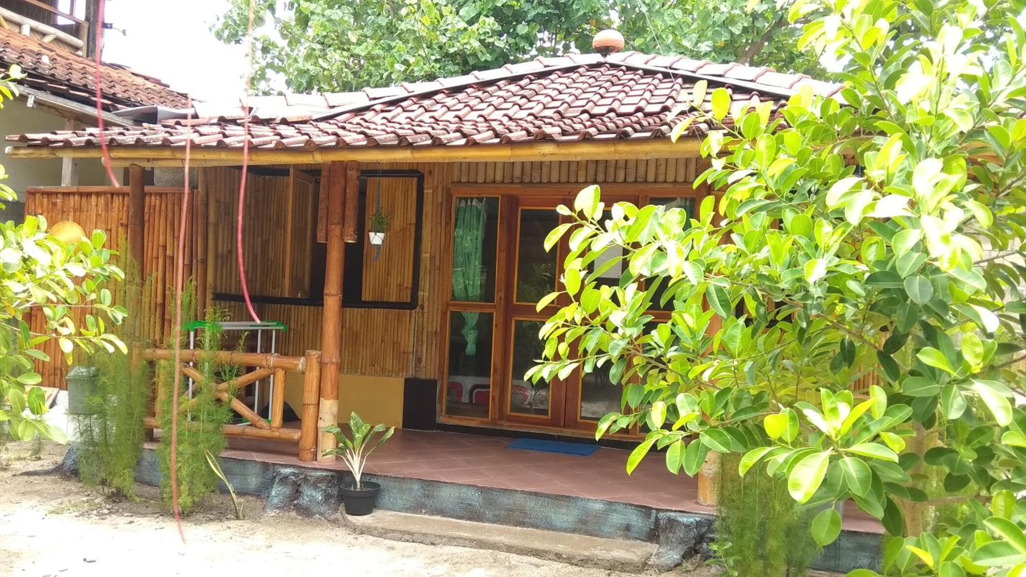 Harry'S Ocean House Watukarung Homestay Kalak Habitación foto